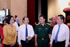 Trưởng Ban Tuyên giáo Trung ương Nguyễn Trọng Nghĩa trao đổi với các đại biểu tham dự hội nghị. (Ảnh: Thành Chung/TTXVN)