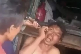 Cảnh ngư dân bị đánh đập dã man. (Ảnh cắt từ clip-TTXVN phát)