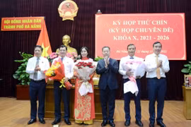 Lãnh đạo Thành ủy, Hội đồng Nhân dân, Ủy ban Nhân dân thành phố Đà Nẵng tặng hoa chúc mừng các tân Phó Chủ tịch HĐND thành phố Đà Nẵng Trần Phước Sơn (thứ 2 từ trái qua) và Nguyễn Thị Anh Thi (thứ 3 từ trái qua). (Ảnh: Quốc Dũng/TTXVN)