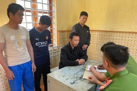 Các đối tượng trong đường dây trồng, mua bán cần sa tại cơ quan công an (Ảnh: Công an cung cấp)