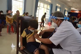 Khám sàng lọc cho trẻ em dân tộc thiểu số. (Ảnh: Nguyên Linh/TTXVN)