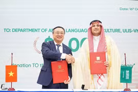 Hiệu trưởng Trường Đại học Ngoại ngữ-Đại học Quốc gia Hà Nội Đỗ Tuấn Minh và Đại sứ Saudi Arabia ký kết về việc tài trợ của Đại sứ quán cho dự án Từ điển Arab-Việt đầu tiên tại Việt Nam. (Nguồn: Trường Đại học Ngoại ngữ)