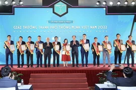 Ban tổ chức trao giải cho các phần mềm, giải pháp thuộc các lĩnh vực: giải pháp du lịch thông minh, giải pháp thanh toán thông minh. (Ảnh: Minh Quyết/TTXVN)