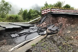 Hiện trường vụ sạt, lún nghiêm trọng trên Quốc lộ 15D. (Ảnh: TTXVN phát)