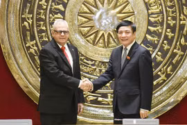 Tổng Thư ký Quốc hội, Chủ nhiệm Văn phòng Quốc hội Bùi Văn Cường chào đón Tổng Thư ký Quốc hội và Hội đồng Nhà nước Cuba Homero Acosta Álvarez. (Nguồn: Cổng thông tin điện tử Quốc hội Việt Nam)