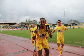 Đội chủ nhà Thanh Hóa ăn mừng chiến thắng khi mở tỷ số 1-0. (Ảnh: Trịnh Duy Hưng/TTXVN)