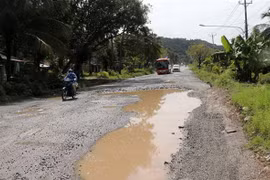 Nhiều đoạn trên tuyến Quốc lộ 80 đọng nước mưa. (Ảnh: Lê Huy Hải/TTXVN)