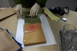 Vật chứng trong vụ án mua bán, vận chuyển trái phép chất ma túy. (Ảnh: TTXVN phát)