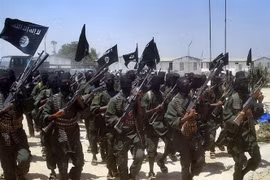 Các tay súng thuộc nhóm Hồi giáo cực đoan al Shabaab tại một địa điểm huấn luyện ở ngoại ô Mogadishu, Somalia, ngày 17/2/2011. (Ảnh: AFP/TTXVN)