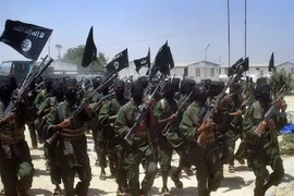 Các tay súng thuộc nhóm Hồi giáo cực đoan al Shabaab tại một địa điểm huấn luyện ở ngoại ô Mogadishu, Somalia, ngày 17/2/2011. (Ảnh: AFP/TTXVN)
