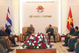 Tổng Tham mưu trưởng Quân đội nhân dân Việt Nam Nguyễn Tân Cương tiếp Chủ nhiệm chính trị Các lực lượng vũ trang cách mạng Cuba Vicstor Rojo Ramos. (Ảnh: Trọng Đức/TTXVN)