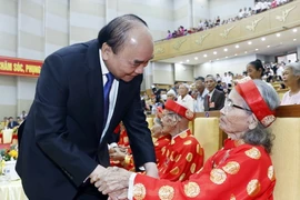 Chủ tịch nước Nguyễn Xuân Phúc hỏi thăm các cụ cao tuổi tại buổi lễ. (Ảnh: Thống Nhất/TTXVN)