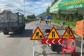 Các đơn vị triển khai thi công sửa chữa hư hỏng trên Quốc lộ 1. (Ảnh: Tường Quân/TTXVN)