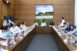 Các đại biểu Quốc hội tỉnh Hưng Yên, Ninh Bình, Kiên Giang và thành phố Cần Thơ thảo luận tại tổ. (Ảnh: An Đăng/TTXVN)