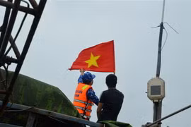 Cảnh sát biển Việt Nam kết hợp làm nhiệm vụ đồng hành với ngư dân trong quá trình tuần tra liên hợp. (Ảnh: Minh Huệ/TTXVN)