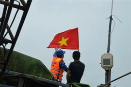 Cảnh sát biển Việt Nam kết hợp làm nhiệm vụ đồng hành với ngư dân trong quá trình tuần tra liên hợp. (Ảnh: Minh Huệ/TTXVN)