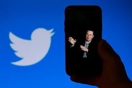 Hình ảnh tỷ phú Elon Musk và biểu tượng của Twitter trên màn hình điện thoại tại Washington, DC., Mỹ. (Ảnh: AFP/TTXVN)