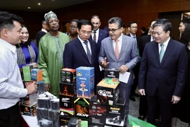 Các đại biểu tham quan trưng bày mặt hàng nông, thủy sản của tỉnh Bến Tre. (Ảnh: Lâm Khánh/TTXVN)