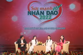 Các nghệ sỹ, hoa hậu giao lưu tại chương trình. (Ảnh: Thu Hương/TTXVN)