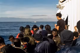 Người di cư trên tàu cứu hộ Ocean Viking tại Biển Tyrrhenian, vùng biển quốc tế, ngày 10/11. (Ảnh: AFP/TTXVN)