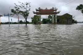 Bao quanh nhiều địa bàn tại huyện Quảng Điền vẫn là mênh mông nước. (Ảnh: TTXVN phát)