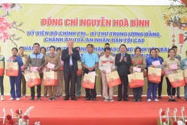 Tặng quà cho công nhân, người lao động tại tỉnh Yên Bái. (Ảnh: Tuấn Anh/TTXVN)