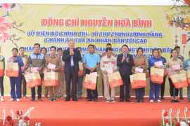 Tặng quà cho công nhân, người lao động tại tỉnh Yên Bái. (Ảnh: Tuấn Anh/TTXVN)