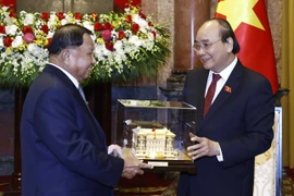 Chủ tịch nước Nguyễn Xuân Phúc tặng quà lưu niệm cho Chủ tịch Thượng viện Campuchia Samdech Say Chhum. (Ảnh: Thống Nhất/TTXVN)