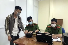 Lấy dấu vân tay khi làm căn cước công dân. (Ảnh: Khoa Chương/TTXVN)