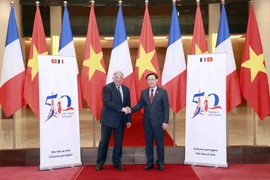 Chủ tịch Quốc hội Vương Đình Huệ và Chủ tịch Thượng viện Cộng hòa Pháp Gérard Larcher. (Ảnh: Doãn Tấn/TTXVN)