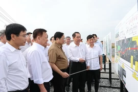 Thủ tướng Phạm Minh Chính khảo sát tuyến đường cao tốc Thành phố Hồ Chí Minh-Thủ Dầu Một-Chơn Thành. (Ảnh: Dương Giang/TTXVN)