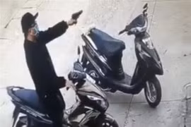 Đối tượng Từ Thanh Tùng mang súng nhựa đi cướp tại một ngân hàng ở Đồng Nai. (Ảnh: Lê Xuân/TTXVN)