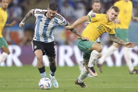 Cầu thủ Argentina Rodrigo de Paul (trái) tranh bóng với Riley McGree của Australia. (Ảnh: THX/TTXVN)