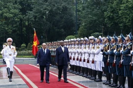Chủ tịch nước Nguyễn Xuân Phúc và Tổng thống Uganda Yoweri Kaguta Museveni duyệt Đội danh dự Quân đội nhân dân Việt Nam. (Ảnh: Thống Nhất/TTXVN)