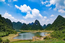 Mùa Hè, nước ngập tràn dưới thung lũng, tạo thành hồ nước xanh như ngọc bích. (Ảnh: Quốc Đạt/TTXVN)