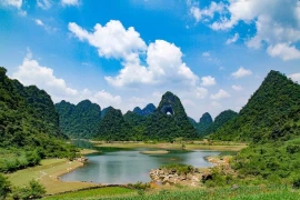 Mùa Hè, nước ngập tràn dưới thung lũng, tạo thành hồ nước xanh như ngọc bích. (Ảnh: Quốc Đạt/TTXVN)