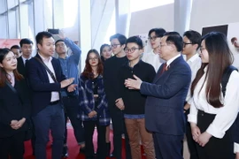 Chủ tịch Quốc hội Vương Đình Huệ trao đổi với sinh viên của trường Đại học Swinburne. (Ảnh: Doãn Tấn/TTXVN)