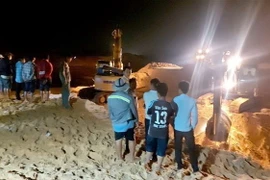 Hiện trường vụ sập mỏ khai thác titan. (Ảnh: Nguyễn Thanh/TTXVN)