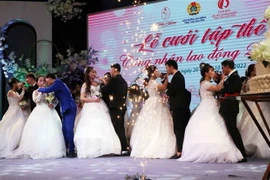 Các cặp đôi thực hiện nghi thức uống rượu giao bôi trong lễ cưới. (Ảnh: Quân Trang/TTXVN)