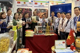 Ông Bùi Trung Thướng, Tham tán Thương vụ Đại sứ quán Việt Nam tại Ấn Độ cùng đoàn quan chức và doanh nghiệp tỉnh Đắk Lắk quảng bá sản phẩm của tỉnh tới bạn bè quốc tế. (Ảnh: Ngọc Thúy/TTXVN)