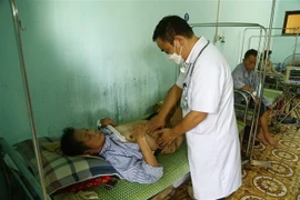 Điều trị cho bệnh nhân tại Bệnh viện Đa khoa tỉnh Tuyên Quang. (Ảnh: Nam Sương/TTXVN)