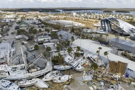 Cảnh tan hoang sau bão Ian tại Fort Myers, Florida, Mỹ. (Ảnh: THX/TTXVN)
