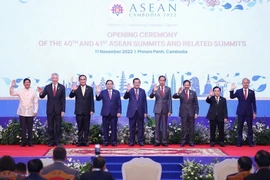 Thủ tướng Phạm Minh Chính và trưởng đoàn các nước ASEAN chụp ảnh chung tại Lễ khai mạc. (Ảnh: Dương Giang/TTXVN)