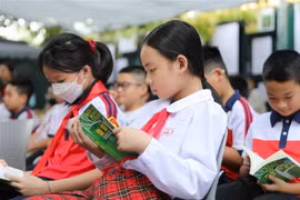 Học sinh đọc sách. (Nguồn: TTXVN)