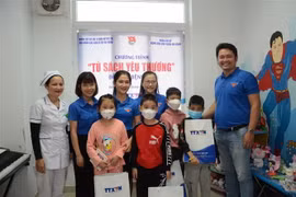 Đoàn viên thanh niên Cơ quan TTXVN khu vực miền Trung-Tây Nguyên trao tặng tủ sách yêu thương đến với các bệnh nhi Bệnh viện Ung bướu Đà Nẵng. (Ảnh: Văn Dũng/TTXVN)