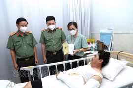 Ban Giám đốc Công an tỉnh Đồng Nai thăm hỏi sức khỏe và trao tặng quà cho Thiếu tá Quảng Trọng Lâm. (Nguồn: Công an tỉnh Đồng Nai)