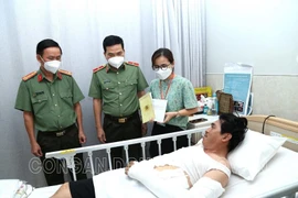 Ban Giám đốc Công an tỉnh Đồng Nai thăm hỏi sức khỏe và trao tặng quà cho Thiếu tá Quảng Trọng Lâm. (Nguồn: Công an tỉnh Đồng Nai)