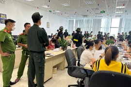 Lực lượng chức năng khám xét Công ty Mirae Asset Quảng Nam. (Nguồn: Công an cung cấp)