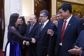 Thứ trưởng Bộ Ngoại giao Lê Thị Thu Hằng với đại sứ, trưởng cơ quan đại diện, tùy viên văn hóa-báo chí các nước tại Việt Nam. (Ảnh: Lâm Khánh/TTXVN)