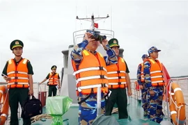 Bộ đội biên phòng Sóc Trăng tăng cường tuần tra phối hợp, tuyên truyền đến ngư dân khai thác xa bờ. (Ảnh: Trung Hiếu/TTXVN)